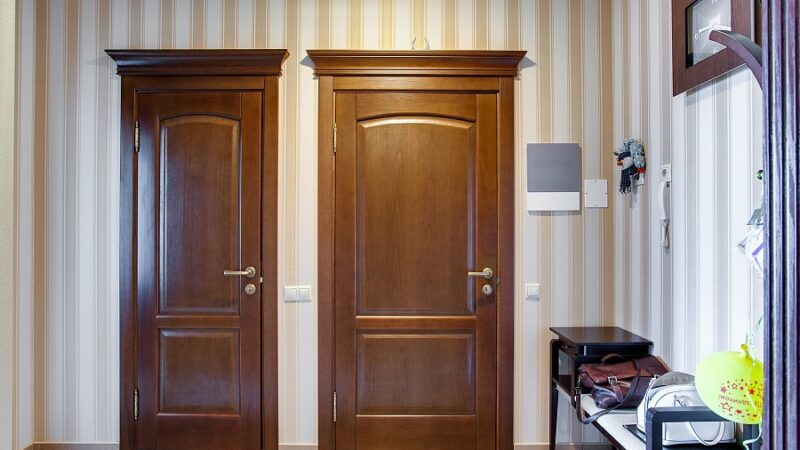 Как выбрать и купить межкомнатные двери в СПб из массива