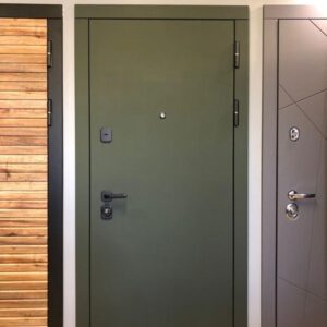Надежные входные двери из металла в Гатчине