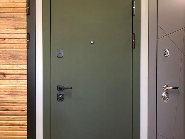 Надежные входные двери из металла в Гатчине